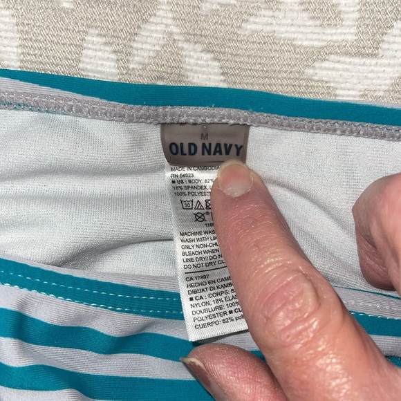 Old Navy 2 piece swim suit - Picture 4 of 8